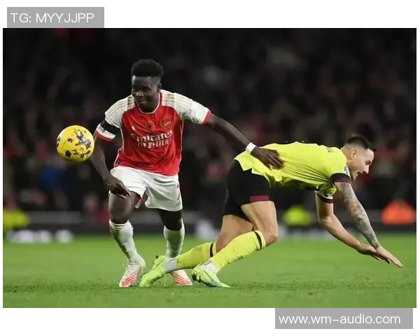 足球明星在孤立无援的情况下精准射门展现超凡技术与心理素质